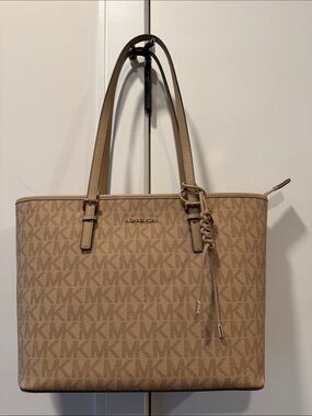 Michael Kors Jet Set Medium w/ Hang Charm Tote in Camel